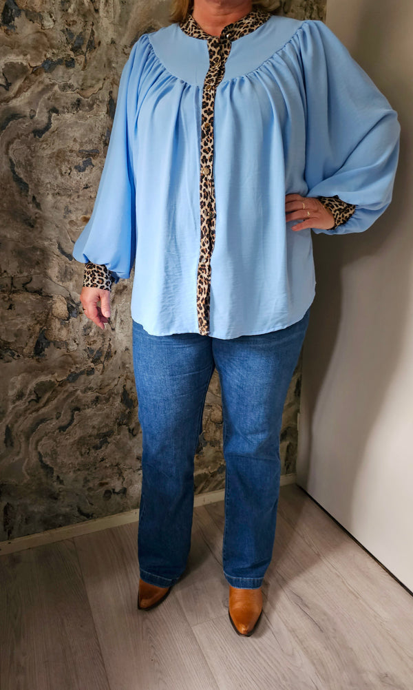 LEOPARD BLOUSE KNOOP | LICHT BLAUW